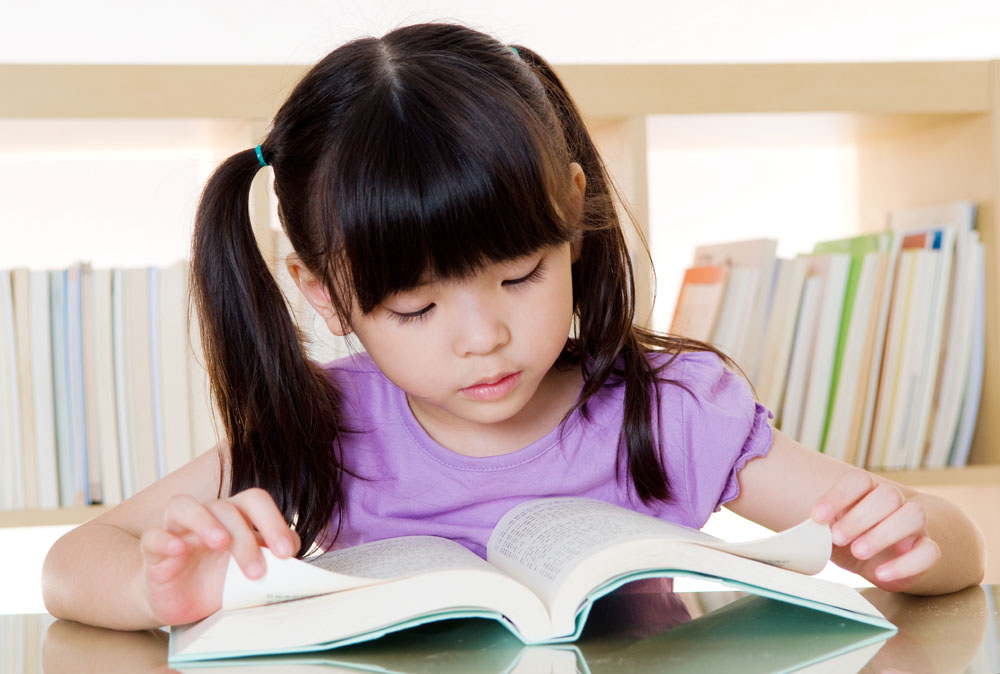 孩子看書離得近，這是近視嗎？