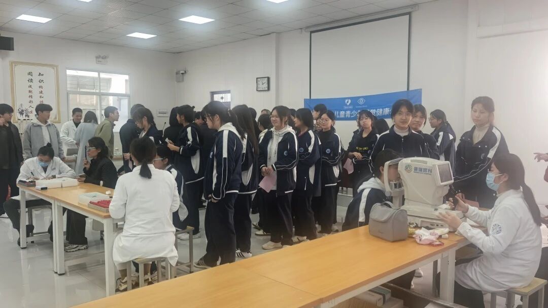 鄭州普瑞眼科“關愛青少年 健康光明老區(qū)行”在行動