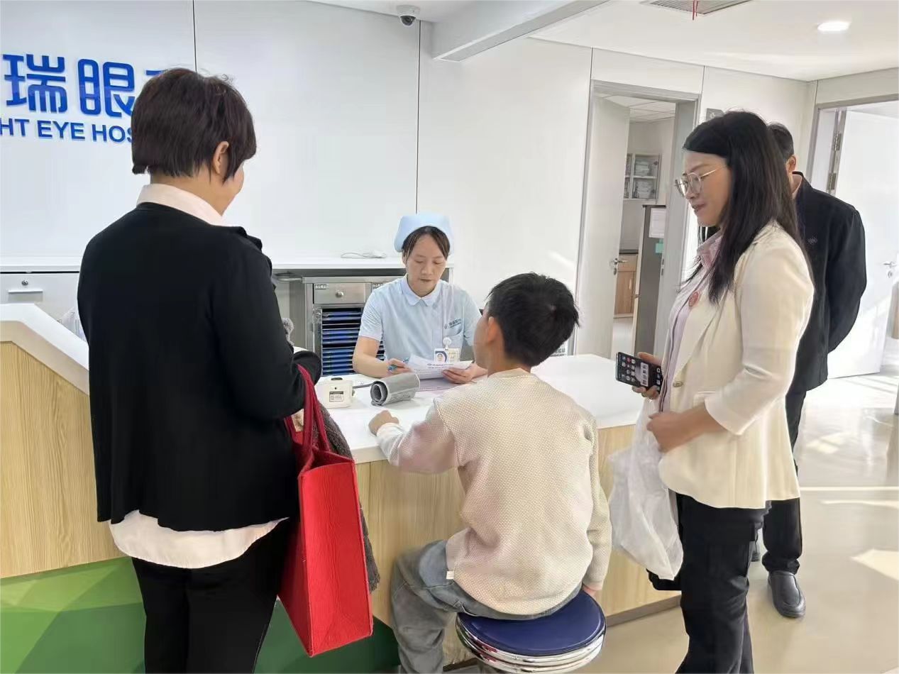 斜弱視專家張超主任為“事實孤兒”小安實施斜視矯正