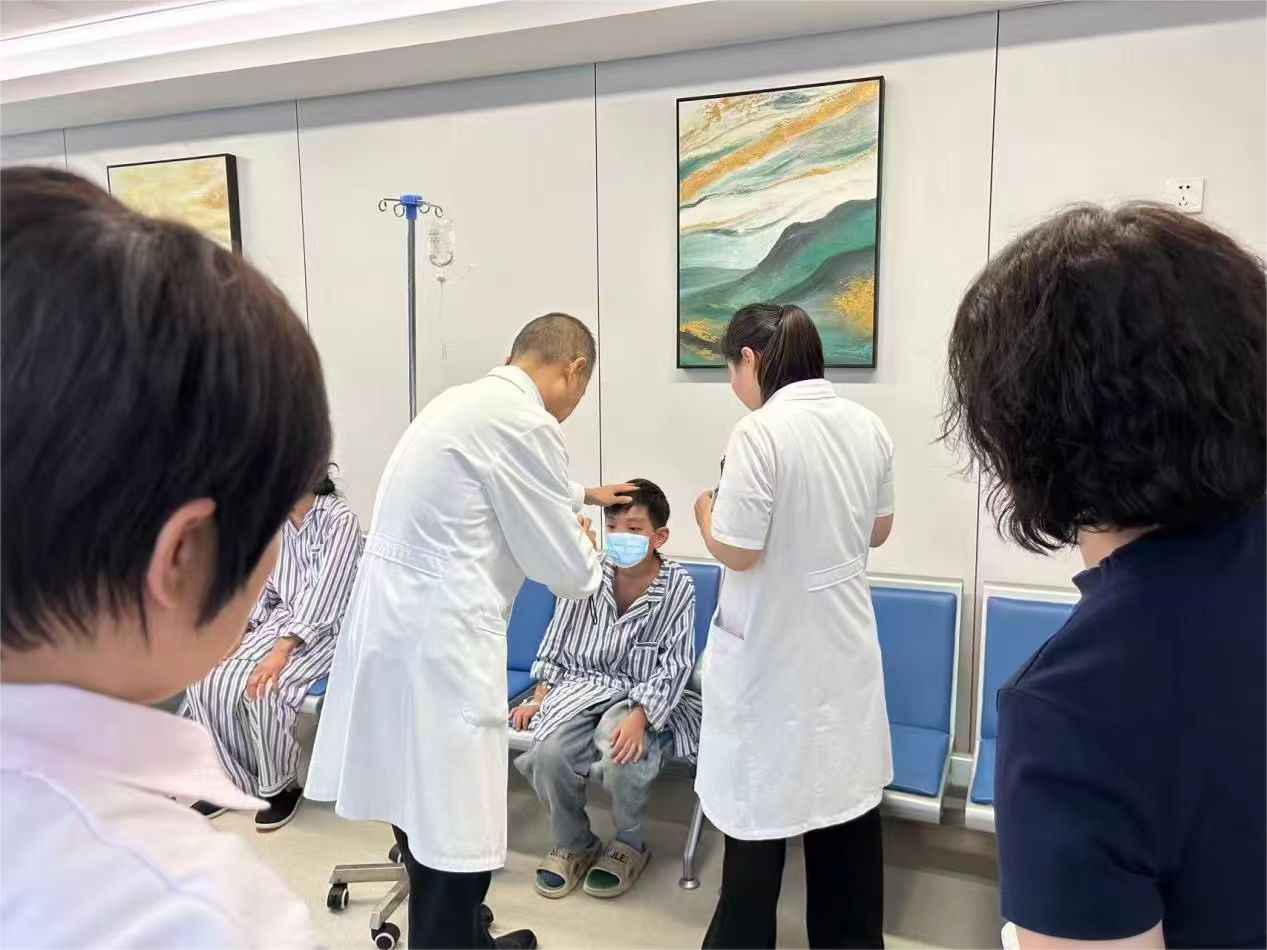 斜弱視專家張超主任為“事實孤兒”小安實施斜視矯正